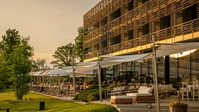 Modernes Restaurant mit Außenterrasse bei Sonnenuntergang
