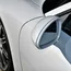 Nahaufnahme des linken Außenspiegels und Rads eines weißen Autos