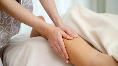 Person erhält eine Massage an der Wade