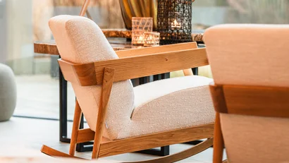 Bequemer Schaukelstuhl aus Holz und Stoff in modernem Wohnzimmer