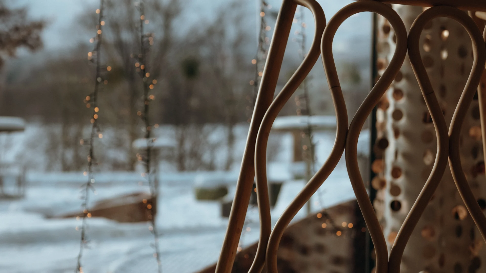 Ausblick aus der Lobby nach draußen in die verschneite Winterlandschaft