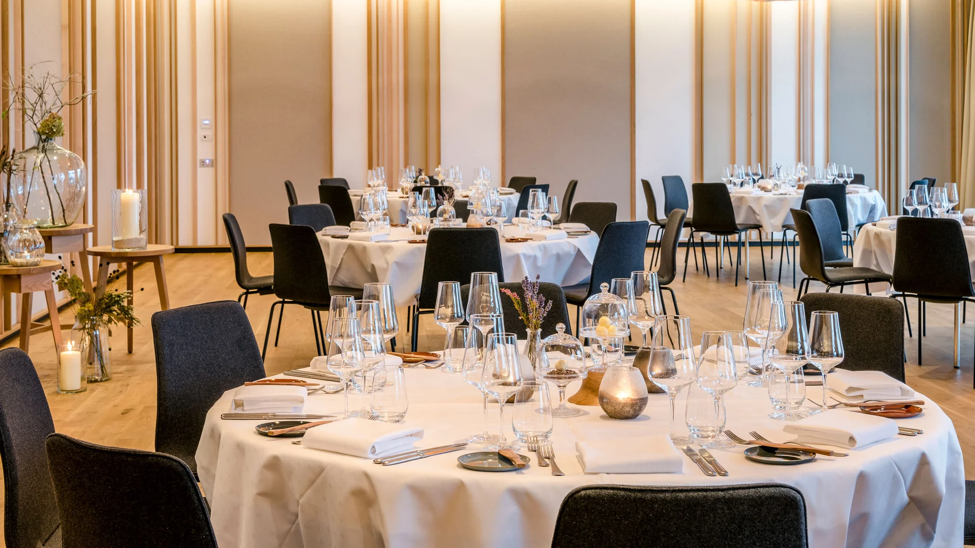 Elegantes Restaurant mit runden Tischen und stilvoller Tischdekoration