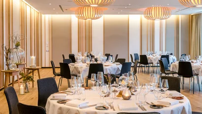 Elegantes Restaurant mit runden Tischen und stilvoller Tischdekoration
