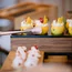 Limonen mit Sahne und Früchten als Dessert angerichtet