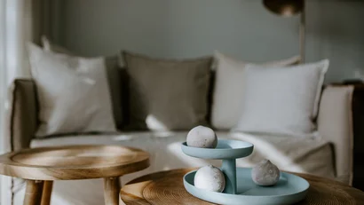Moderner Wohnzimmertisch mit Dekoschale und Sofa im Hintergrund