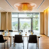 Moderner Meetingraum mit Blick auf Terrasse und Natur