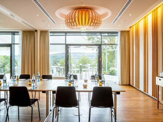 Moderner Meetingraum mit Blick auf Terrasse und Natur
