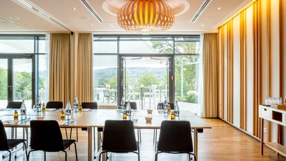Moderner Meetingraum mit Blick auf Terrasse und Natur
