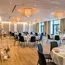 Eleganter Bankettsaal mit gedeckten Tischen und modernen Lampen