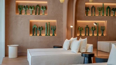 Modernes Wohnzimmer mit weißen Sofas und grünen Kunstobjekten an der Wand