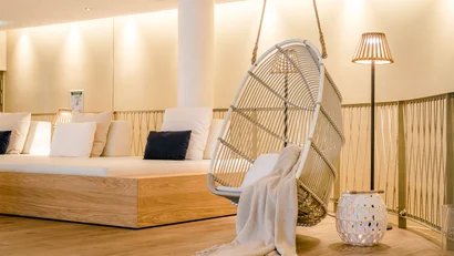Moderner Innenraum mit Hängesessel, Decke und Sitzbank mit Kissen