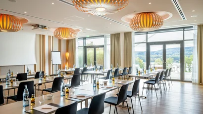 Moderner Konferenzraum mit Stühlen, Tischen und Blick nach draußen