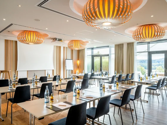 Modernes Tagungszimmer mit Tischen, Stühlen und Flüssigkeiten vorbereitet