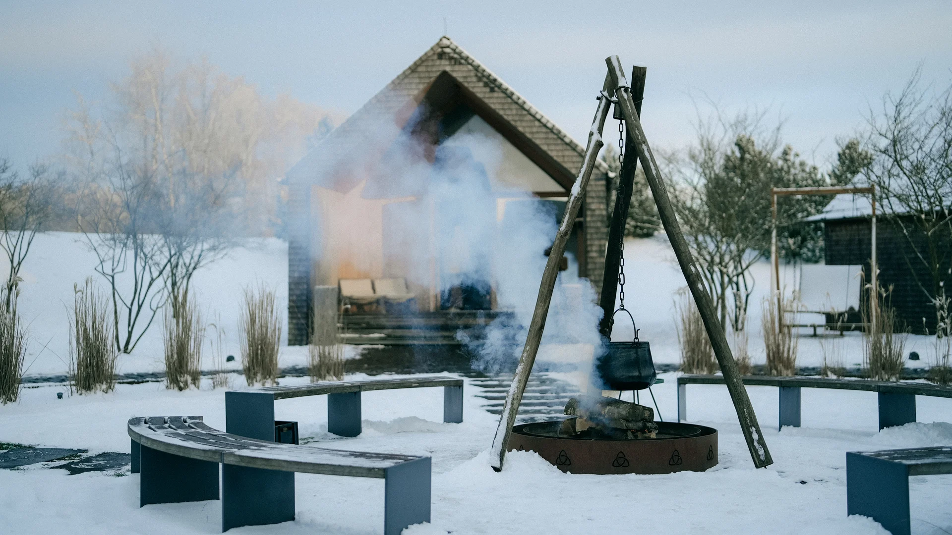 Keltisches Außensaunadorf im Winter, Feuerstelle qualmt